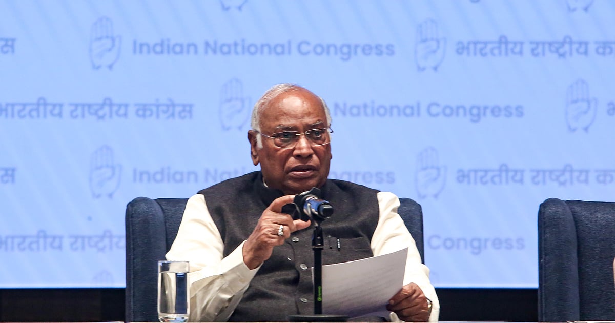 'मोदी सरकार लाई देश में आफत, बेरोजगारी और महंगाई बढ़ी, लोग रोजमर्रा की चीजें नहीं खरीद पा रहे', खड़गे का हमला