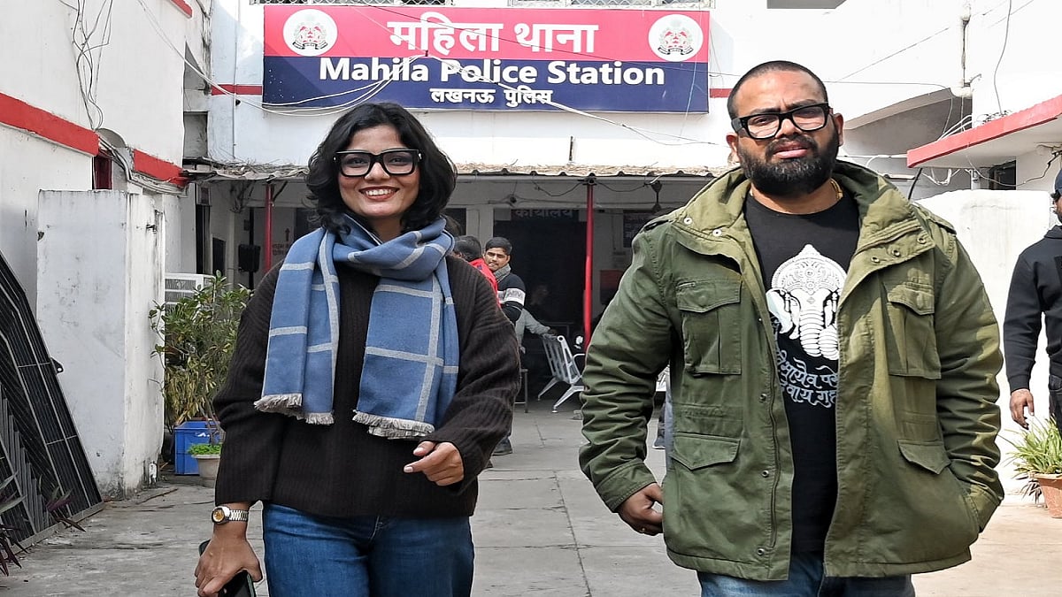नेहा सिंह राठौर विवादित पोस्ट मामले में लखनऊ के हजरतगंज थाने पहुंचीं, बोलीं- जांच में दूंगी सहयोग