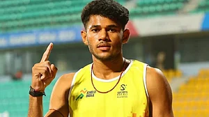 राष्ट्रीय रिकॉर्डधारी पोल वॉल्ट खिलाड़ी को टीटीई ने ट्रेन से उतारा, कोच को पोल साथ ले जाने के लिए भरना पड़ा दंड