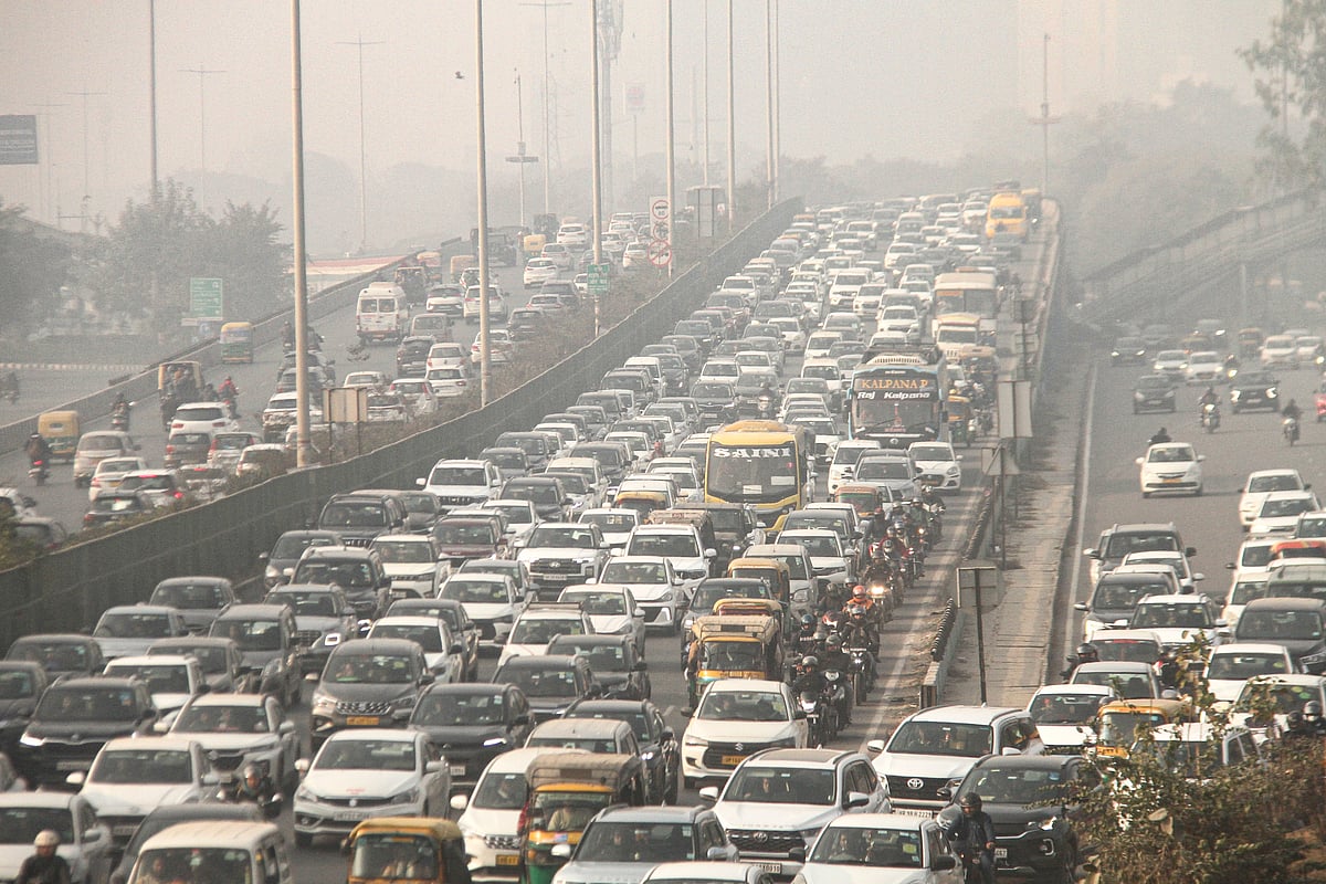 दिल्ली में ठंड और प्रदूषण का कहर जारी, आज भी कई इलाकों में  AQI 400 पार, सांस लेने में हो रही दिक्कत 