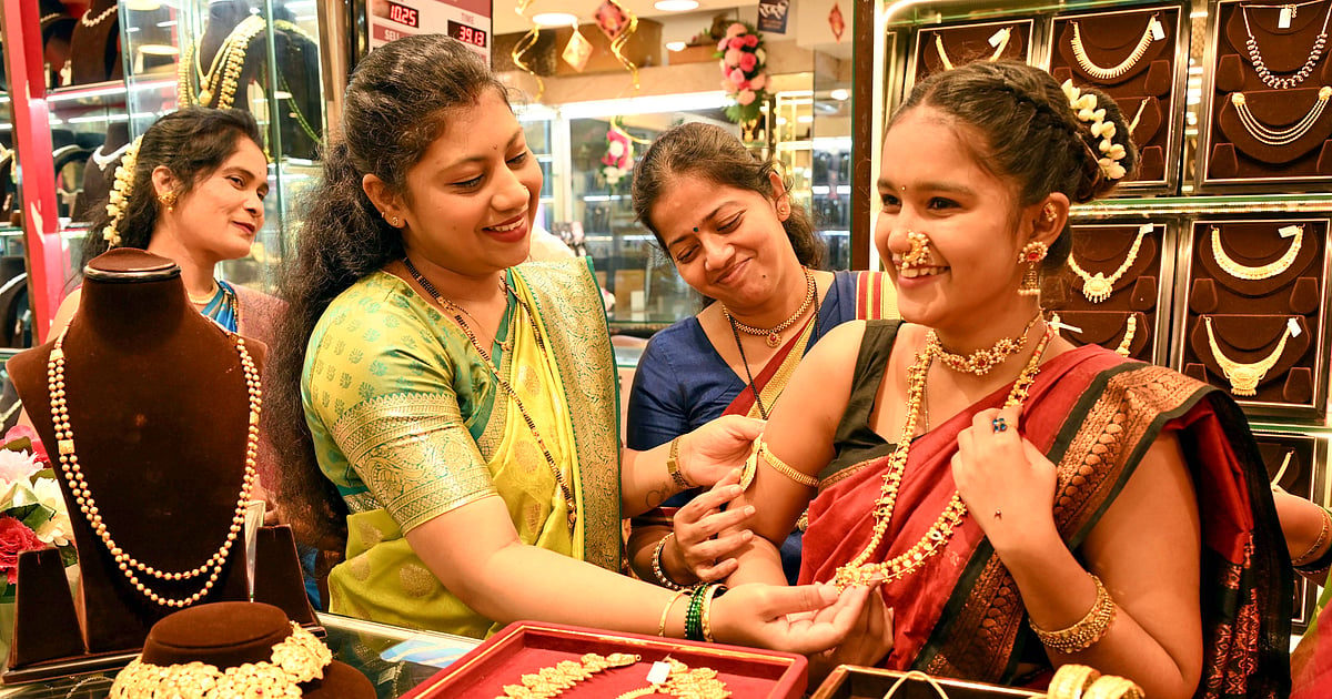 Gold Silver Price Today: मध्य पूर्व में तनाव के बीच सोने और चांदी में उतार-चढ़ाव जारी, जानें ताजा रेट