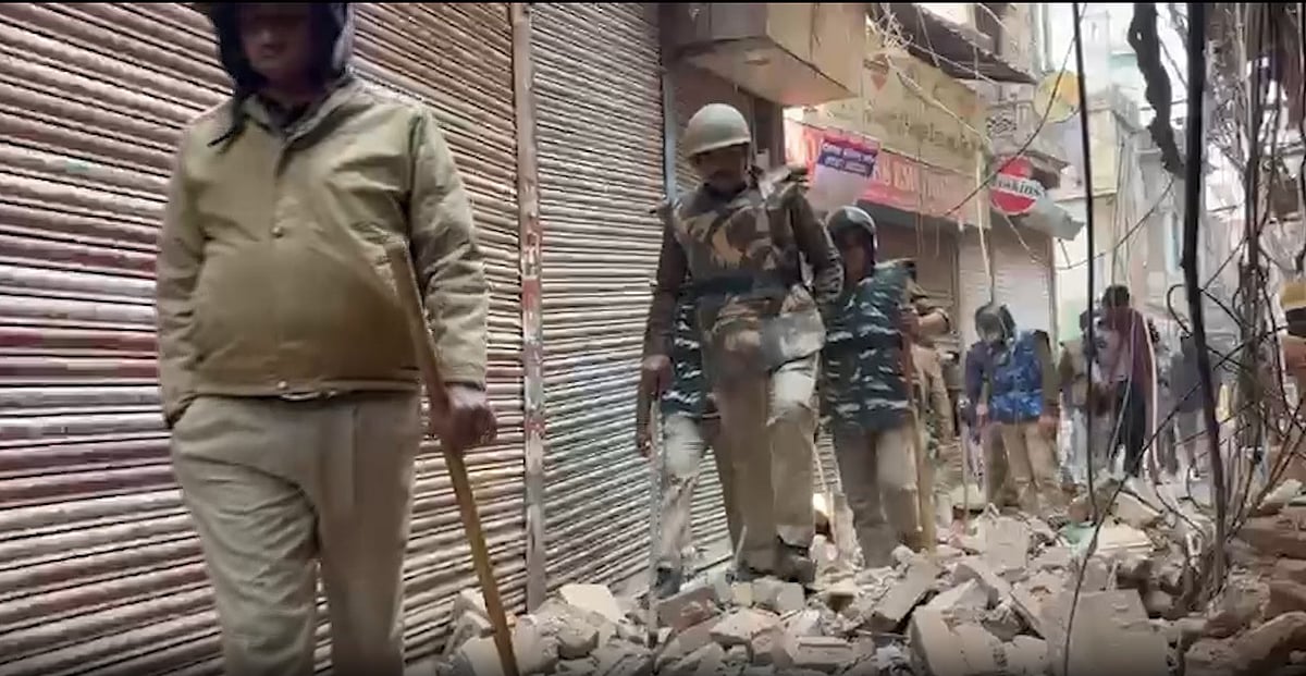 उत्तर प्रदेश: वाराणसी के दालमंडी बाजार में ध्वस्तीकरण की कार्रवाई जारी, तोड़े गए 8 मकान