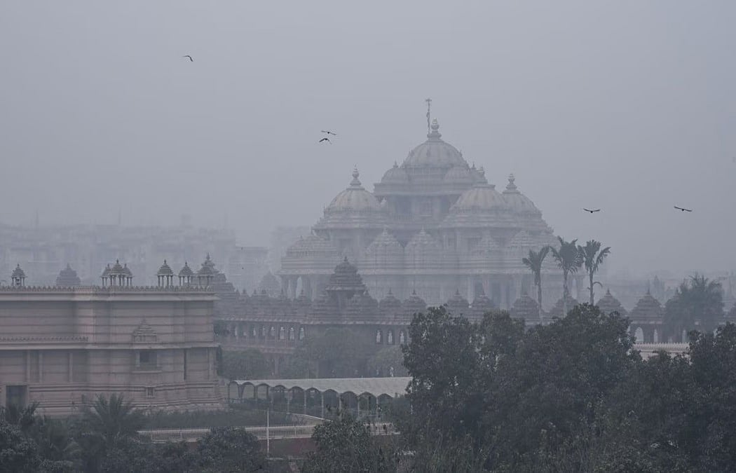 दिल्ली-NCR में छाई स्मॉग की घनी परत, बारिश के बाद फिर लौटेगी कड़ाके की ठंड! AQI 350 के पार   