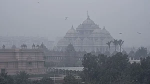 दिल्ली-NCR में छाई स्मॉग की घनी परत, बारिश के बाद फिर लौटेगी कड़ाके की ठंड! AQI 350 के पार