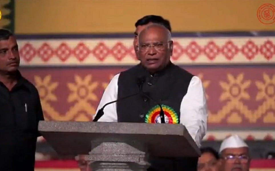 ट्रंप के सामने घुटने टेकने वाले PM मोदी कांग्रेस के युवा नेताओं को डराने की कर रहे कोशिश, हम डरने वाले नहीं: खड़गे 
