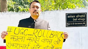 UP: शंकराचार्य अविमुक्तेश्वरानंद के समर्थन, UGC नियमों के विरोध में इस्तीफा देने वाले सिटी मजिस्ट्रेट अग्निहोत्री निलंबित