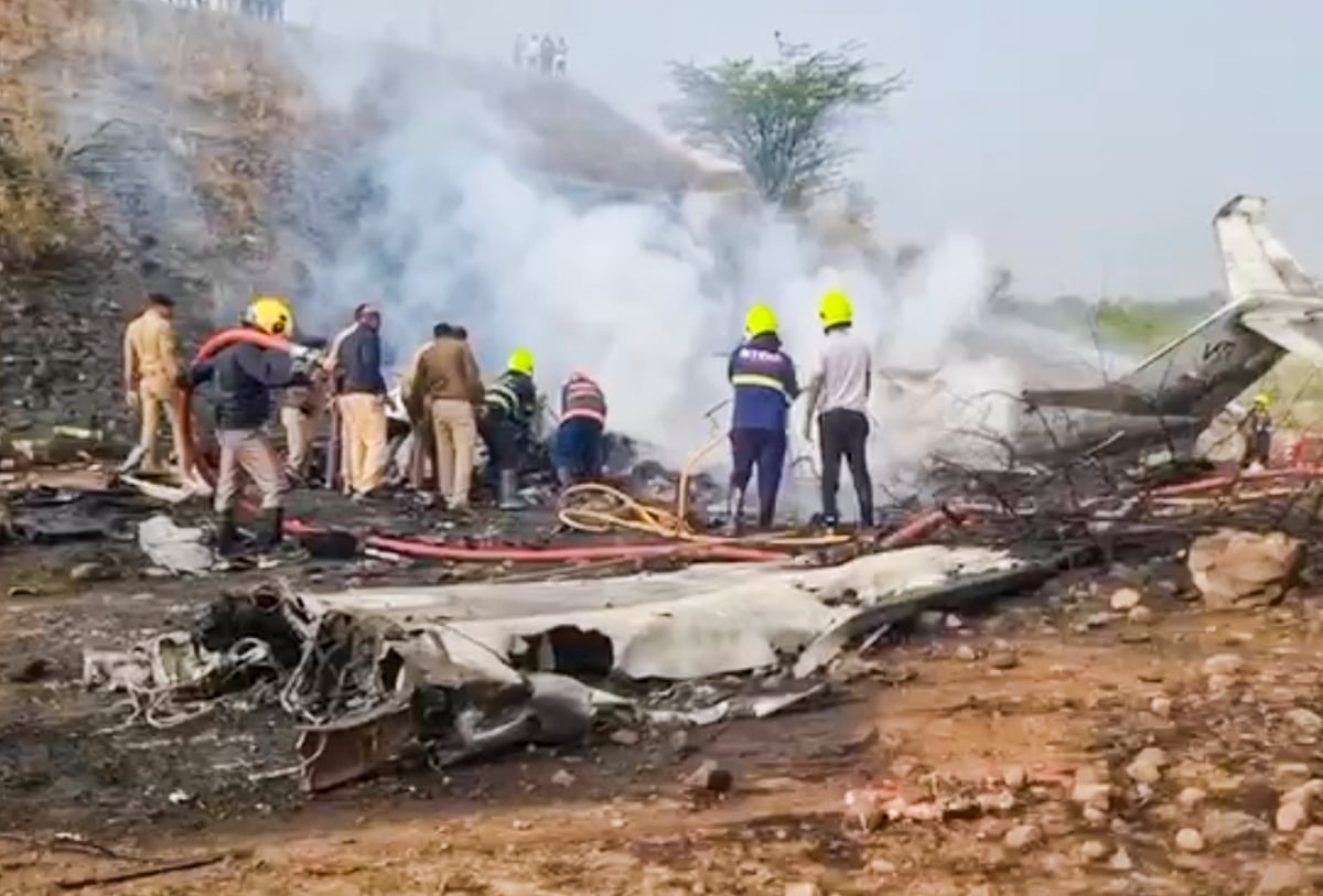 लैंडिंग के दौरान कंट्रोल से बाहर हुआ और क्रैश हो गया विमान! अजित पवार समेत 5 लोगों की मौत, DGCA ने पुष्टि की 