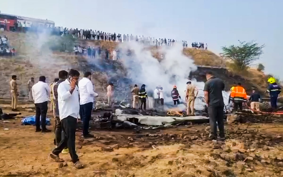 अजित पवार विमान हादसा: आग-धुआं, खेतों में जलता प्लेन, क्रैश होते ही बना आग का गोला, सामने आईं भयावह तस्वीरें, देखें
