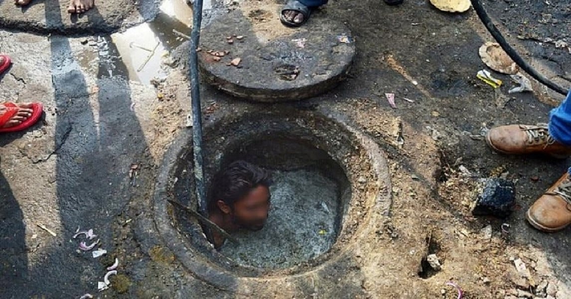 कानूनी प्रतिबंध के बावजूद हाथ से मैला ढोने का काम जारी, आर्थिक समीक्षा में सरकार ने भेदभाव को भी माना