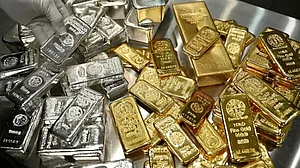 सोना-चांदी धड़ाम: ऑल टाइम हाई से सिल्वर करीब 80000 तो गोल्ड 26000 रुपये टूटा, जानें ताजा रेट