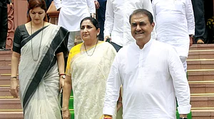 अजित पवार की जगह सुनेत्रा पवार बन सकती हैं महाराष्ट्र की उपमुख्यमंत्री, लेकिन शरद पवार की बातों ने बढ़ाई उलझन