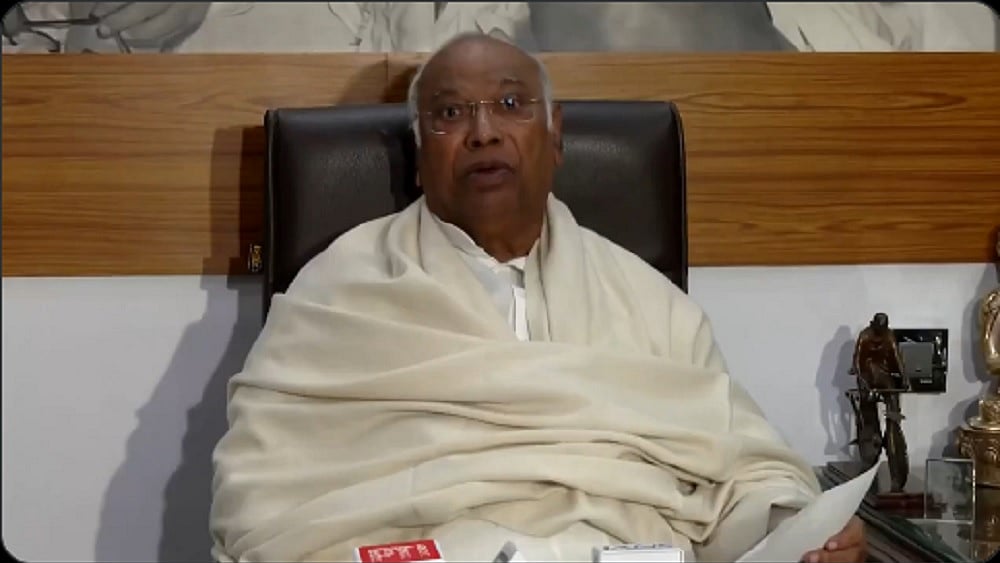 गलवान के बाद सरकार ने चीन के प्रति नरम रुख अपनाया, कई क्षेत्रों में निर्भरता बढ़ी: खड़गे