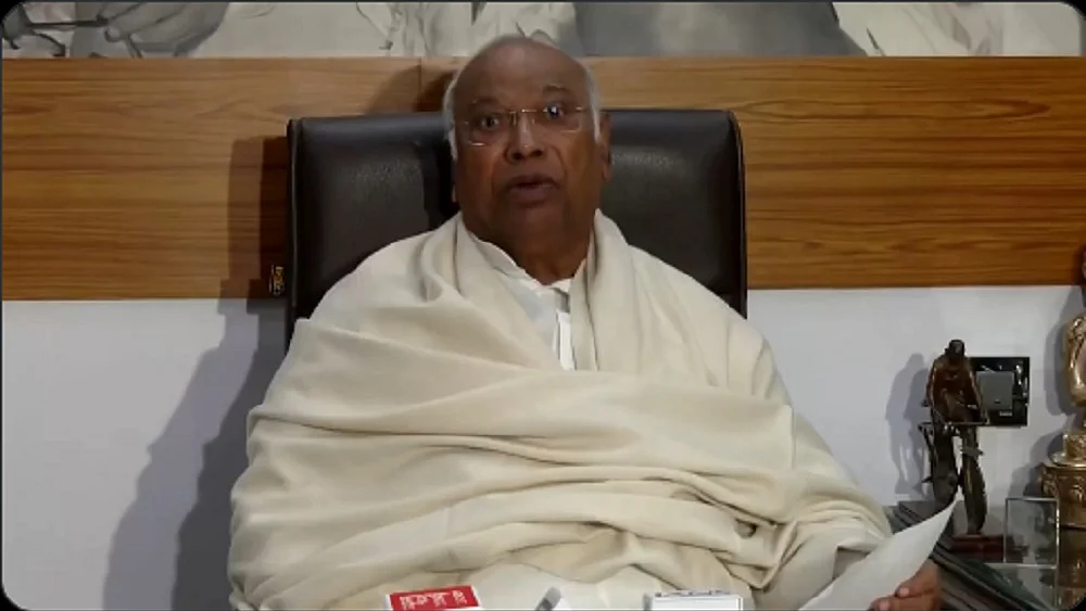 गलवान के बाद सरकार ने चीन के प्रति नरम रुख अपनाया, कई क्षेत्रों में निर्भरता बढ़ी: खड़गे