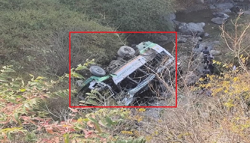 उत्तराखंड: यात्रियों से भरी बस गहरी खाई में गिरी, अबतक तीन लोगों की मौत, मालसी इलाके की घटना