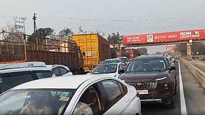 मुंबई-पुणे एक्सप्रेसवे पर 32 घंटे बाद भी ट्रैफिक बेहाल, यात्री हुए परेशान