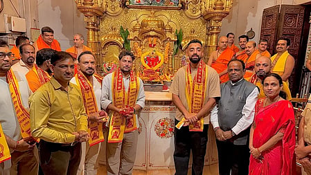 खेल: T20 वर्ल्ड कप से पहले श्री सिद्धिविनायक मंदिर पहुंचे भारतीय खिलाड़ी और U-19 टीम के लिए BCCI का बड़ा ऐलान