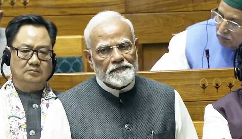 विष्णु नागर का व्यंग्यः यूं ही नहीं जबर्दस्ती माफ करने पर आमादा हैं सरकार, डर है जेन-जी कहीं झोला न पकड़ा दे!