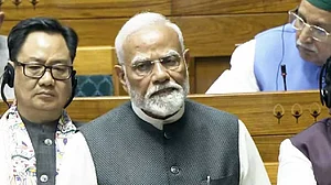 विष्णु नागर का व्यंग्यः फिर फंस गया बेचारा गरीब का बेटा, कहीं झोला उठाकर निकलना न पड़ जाए!