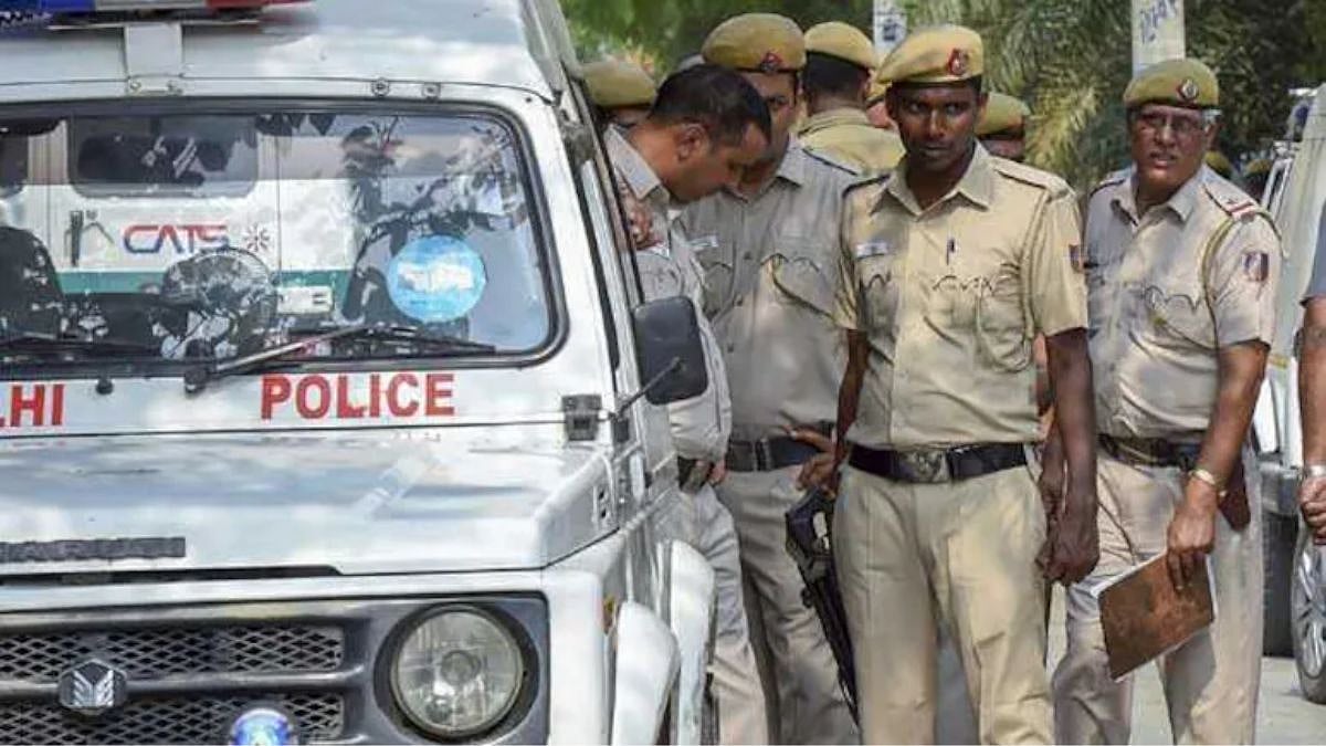 दिल्ली के पीरागढ़ी फ्लाईओवर पर दिल दहलाने वाली घटना, कार के अंदर मिले 3 लोगों के शव, इलाके में दहशत