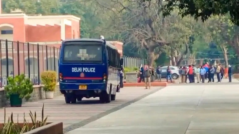 दिल्ली के कई स्कूलों को मिली बम से उड़ाने की धमकी, पुलिस और बम स्क्वॉड टीम की ने जांच, नहीं मिला कुछ भी संदिग्ध