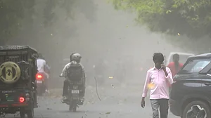 कभी ठंड, कभी गर्मी… ऊपर से प्रदूषण, NCR में मौसमी बीमारियों का अटैक, अस्पतालों में बढ़े मरीज