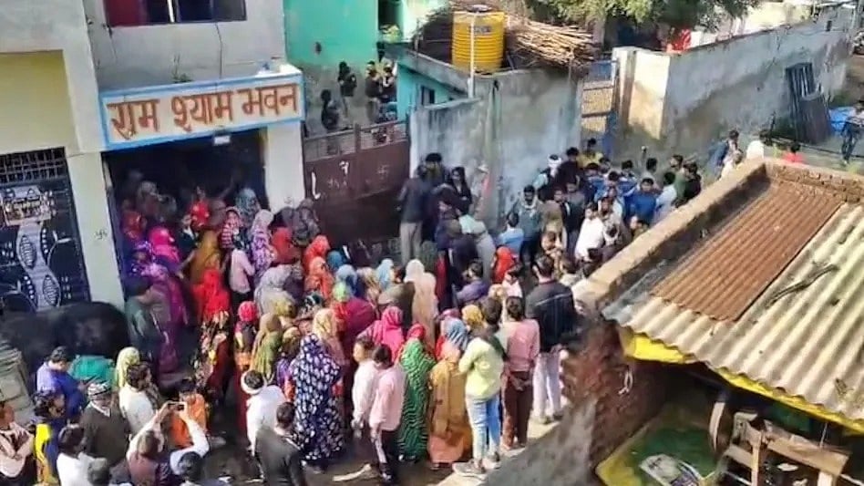 मथुरा में एक ही परिवार के पांच लोगों ने किया सुसाइड, दूध में जहर मिलाकर पिया, इलाके में दहशत का माहौल