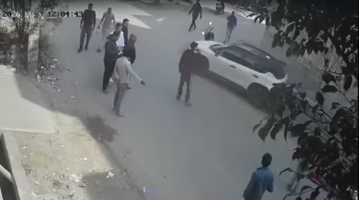 दिल्ली में अपराधियों का तांडव देखिए! सड़क पर दौड़ाकर व्यापारी को मारी गोलियां, लॉरेंस बिश्नोई गैंग पर आरोप