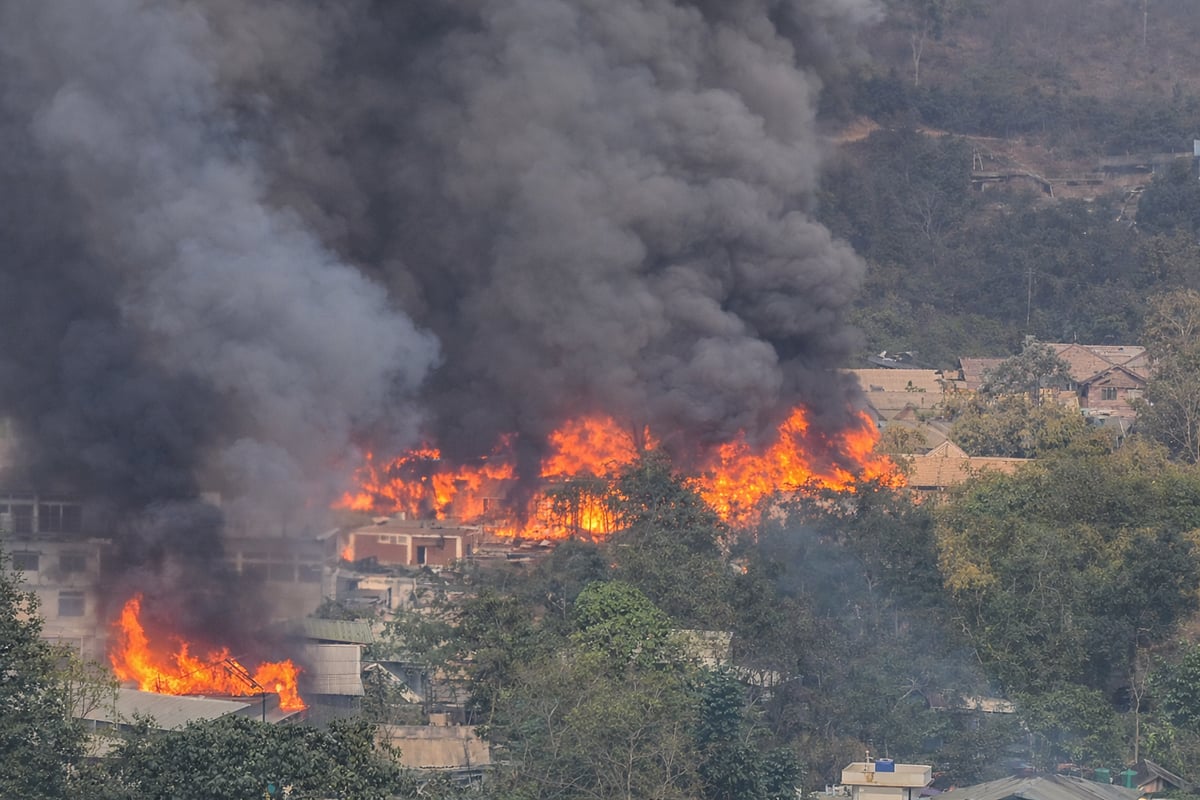 मणिपुर के उखरूल में भड़की हिंसा, घरों में लगाई आग, पूरे जिले में कर्फ्यू, 5 दिन के लिए इंटरनेट बंद