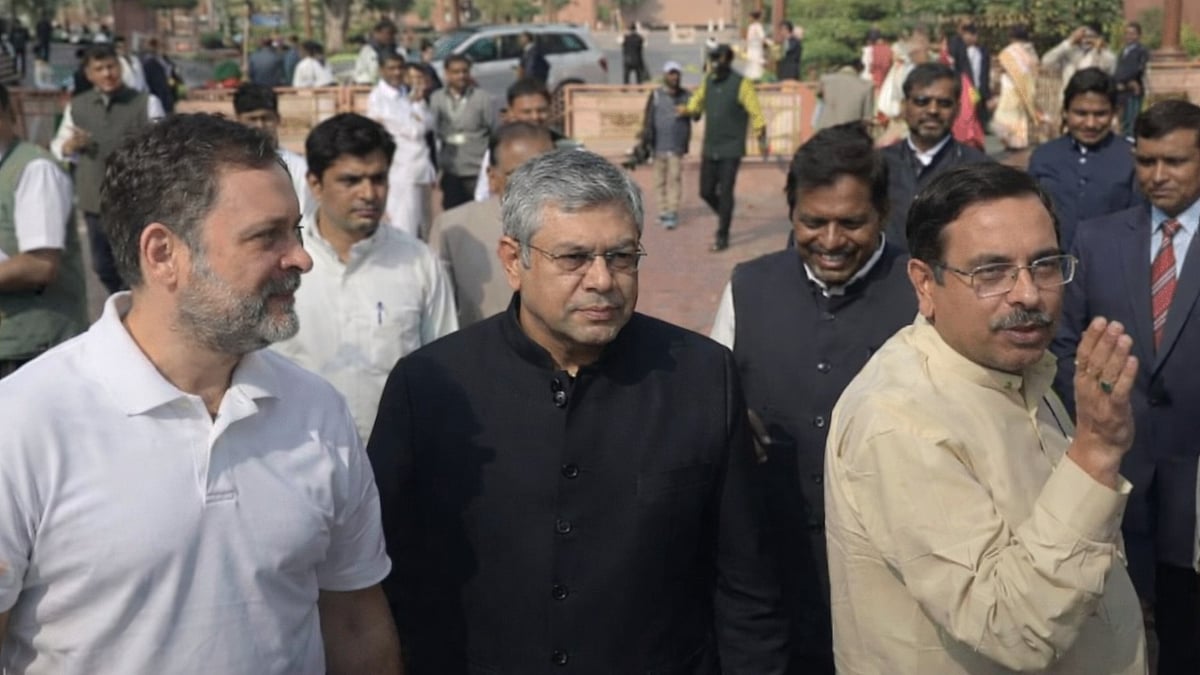 संसद परिसर में केंद्रीय मंत्रियों अश्विनी वैष्णव और प्रहलाद जोशी के मीडिया से बातचीत के दौरान राहुल गांधी के अचानक पहुंचने पर बात अधूरी छोड़कर जाते केंद्रीय मंत्री (वीडियो ग्रैब)