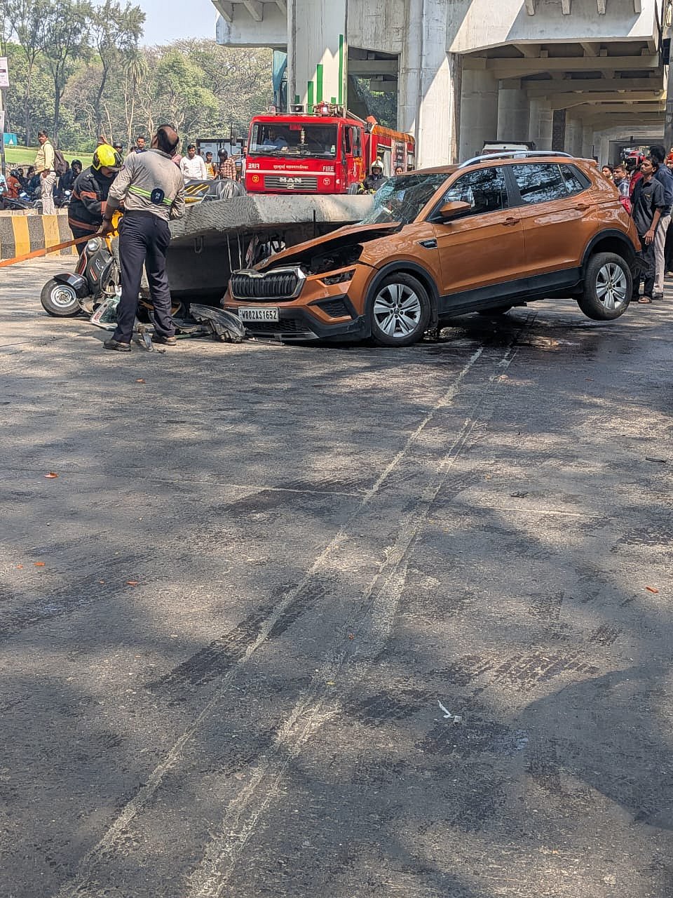 मुंबई में मेट्रो पिलर के सीमेंट का बड़ा हिस्सा चलते ऑटोरिक्शा पर गिरा, कई लोग घायल, कांग्रेस ने BJP सरकार को घेरा
