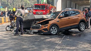 मुंबई में मेट्रो पिलर के सीमेंट का बड़ा हिस्सा चलते ऑटोरिक्शा पर गिरा, कई लोग घायल, कांग्रेस ने BJP सरकार को घेरा