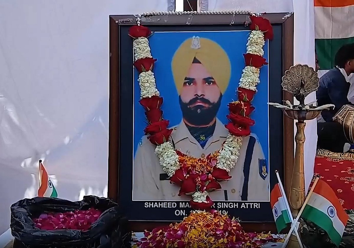 पुलवामा में शहीद कांस्टेबल मनिंदर सिंह को श्रद्धांजलि।