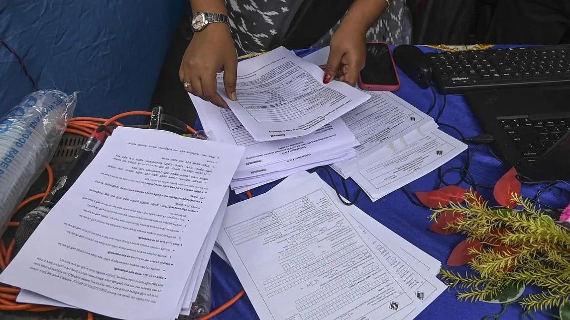 मुस्लिम मतदाताओं को मतदाता सूची से हटाने के लिए बड़ी संख्या में पहले से भरे हुए फॉर्म 7 जमा किए जा रहे हैं (फोटो - पीटीआई)