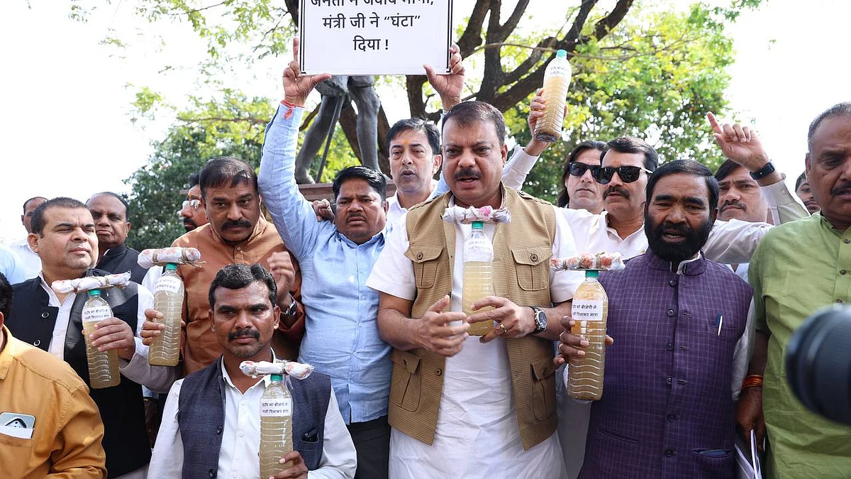 मध्य प्रदेश विधानसभा परिसर में कांग्रेस ने बोतल में दूषित पानी लेकर किया प्रदर्शन