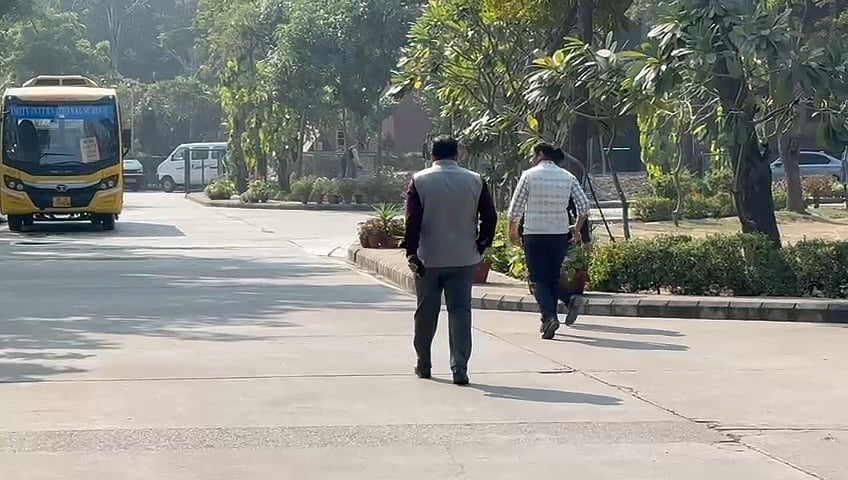 दिल्ली के कई स्कूलों को फिर मिली बम की धमकी, ई-मेल से मचा हड़कंप, जांच में जुटी पुलिस