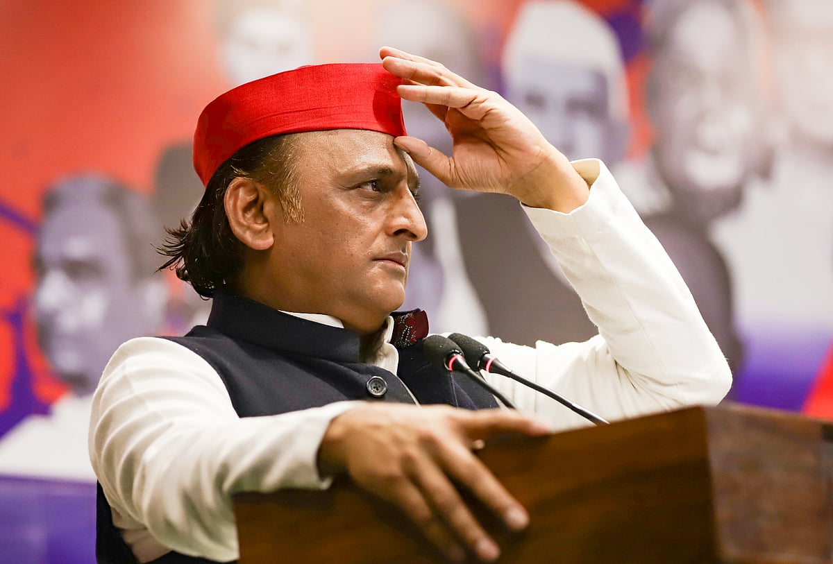 शंकराचार्य पर एफआईआर में भड़के अखिलेश यादव, बोले- 20 साल पुराना मामला निकालकर अपमानित कर रहे
