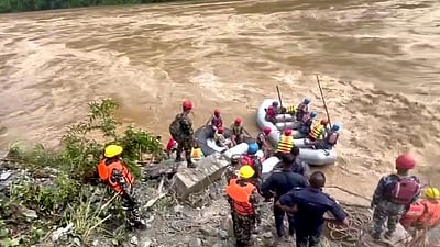 नेपाल के धादिंग में यात्री बस नदी में गिरी, 18 लोगों की दर्दनाक मौत, बचाव अभियान जारी