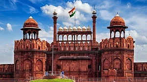 लाल किला और दिल्ली सचिवालय को बम से उड़ाने की धमकी, खालिस्तानी ग्रुप ने किया धमकी भरा ई-मेल
