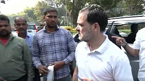राहुल गांधी ने भोपाल जाते समय बीच में रोका काफिला, घायल ऑटो रिक्शा चालक से की मुलाकात