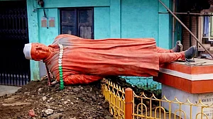 असम में नेहरू की प्रतिमा को असामाजिक तत्वों ने क्षतिग्रस्त किया, कांग्रेस ने की कार्रवाई की मांग