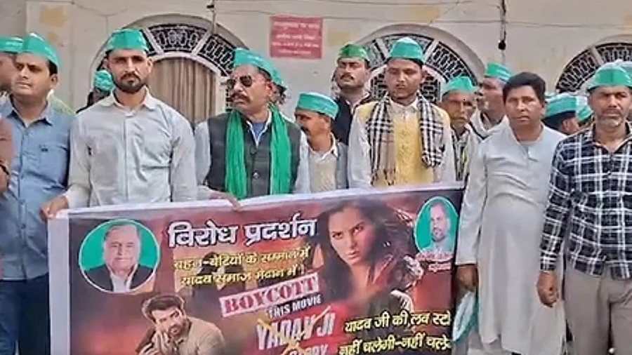 विवादित फिल्म 'यादव जी की लव स्टोरी' पर बवाल जारी, मुरादाबाद में विरोध में जोरदार प्रदर्शन
