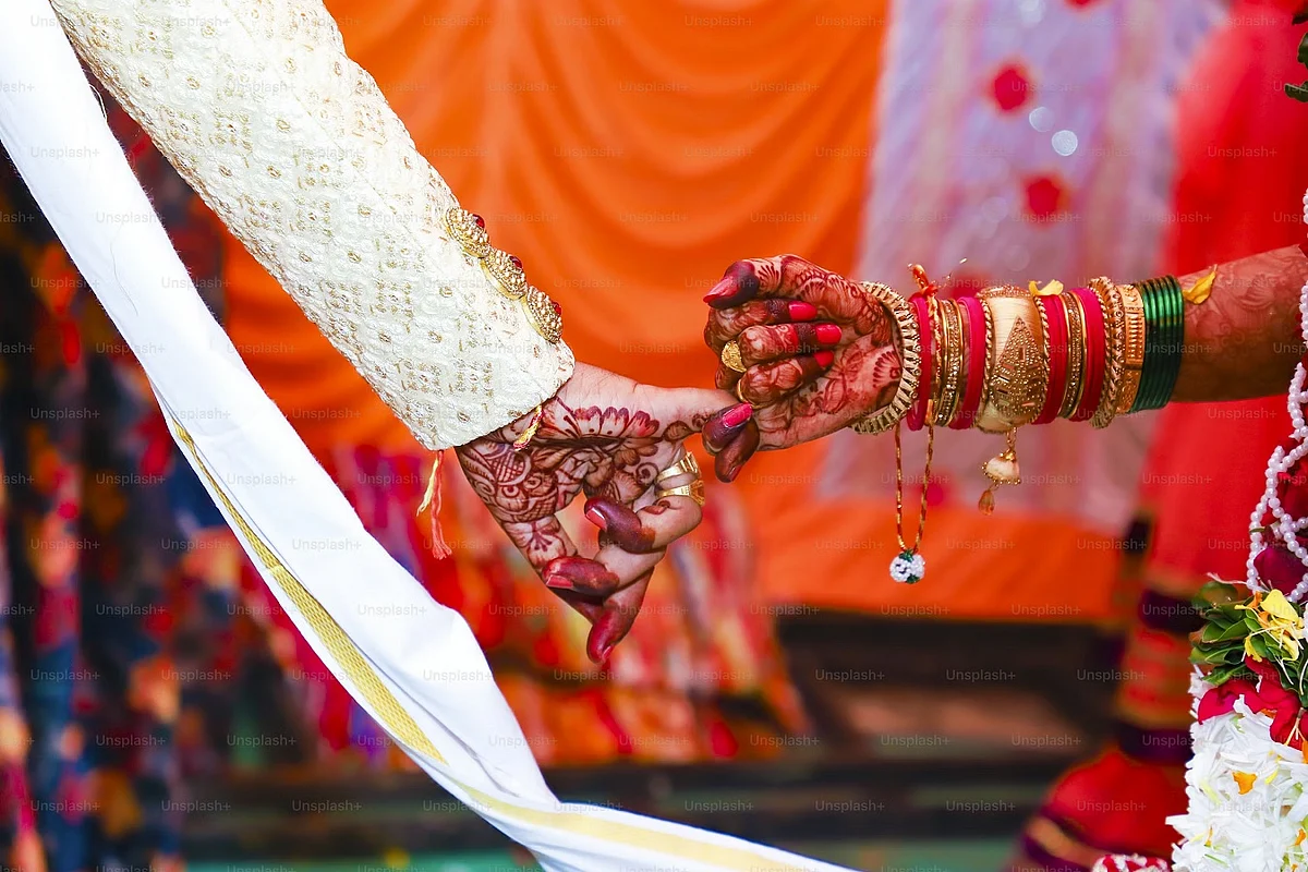 गुजरात रूढ़िवाद और कट्टरपंथ की नई लहर में, प्यार पर लगाम कसने की नई चाल !