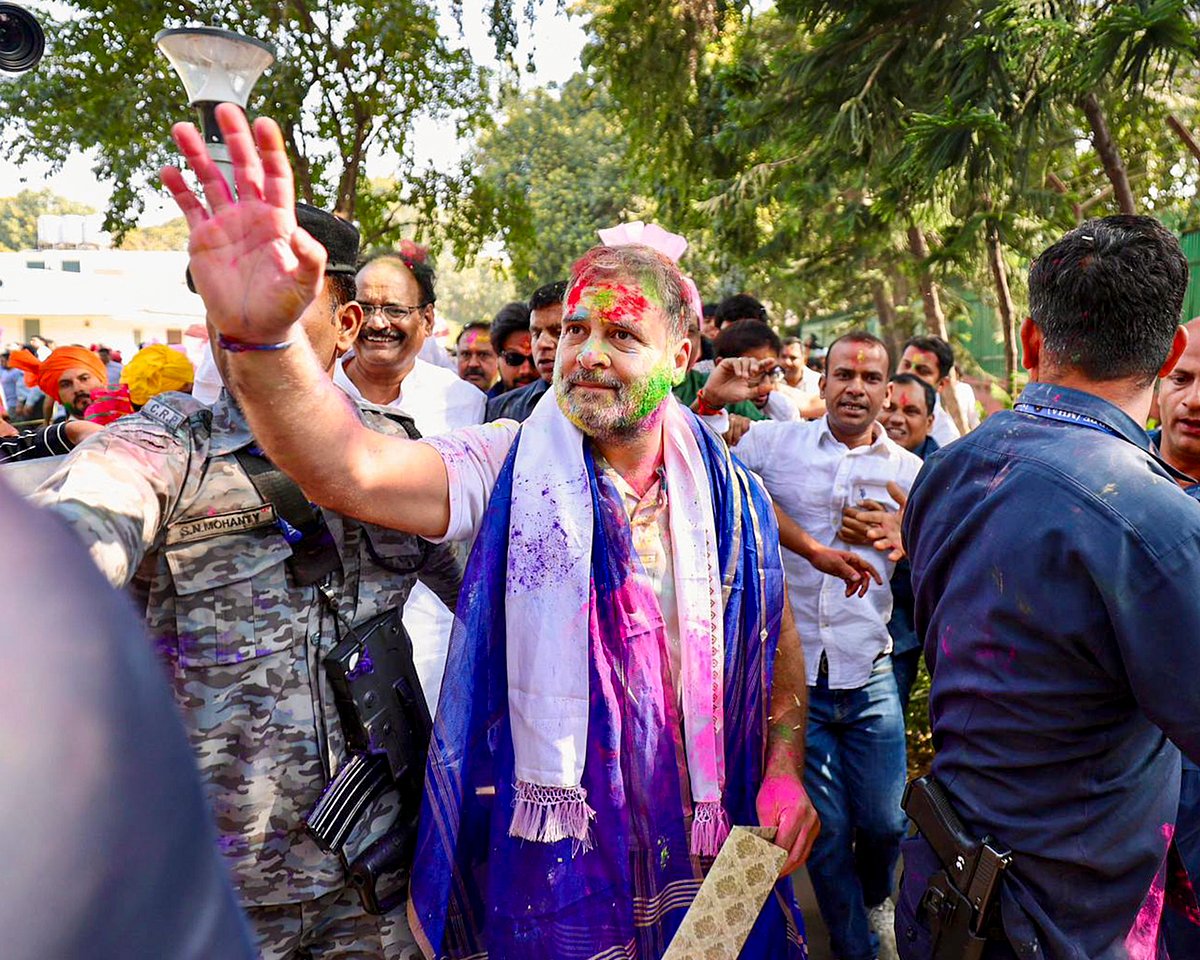 देशभर में हर्षोल्लास के साथ मनाया जा रहा होली का त्योहार, राहुल गांधी ने नेताओं-कार्यकर्ताओं के साथ मनाई होली