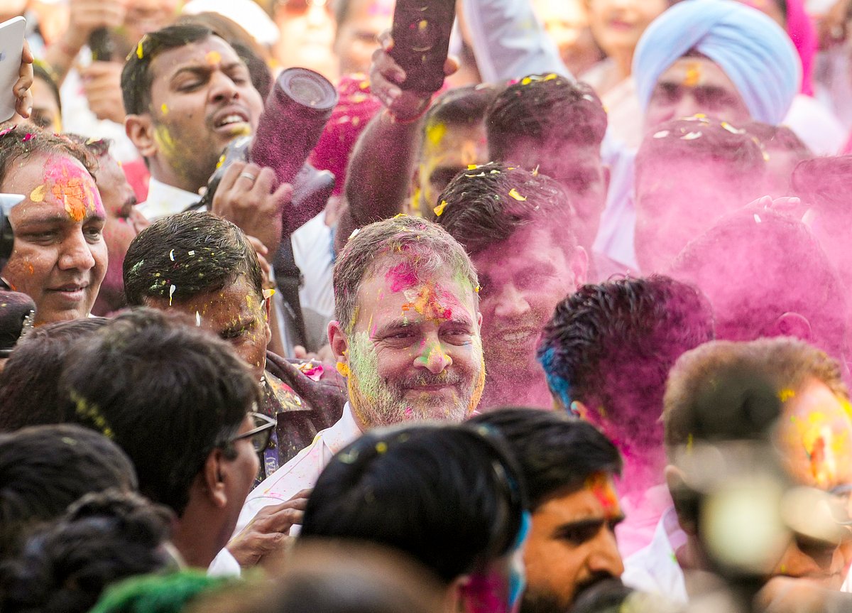 देशभर में हर्षोल्लास के साथ मनाया जा रहा होली का त्योहार, राहुल गांधी ने नेताओं-कार्यकर्ताओं के साथ मनाई होली