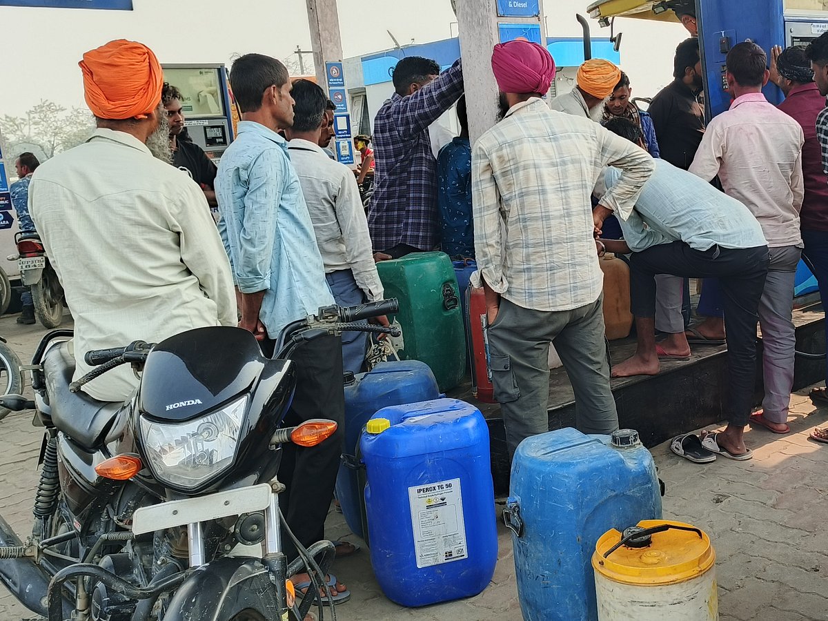 उत्तर प्रदेश: पश्चिम एशिया में जारी संघर्ष के कारण ईंधन संकट की अफवाह, पेट्रोल पंप के बाहर लंबी कतारें