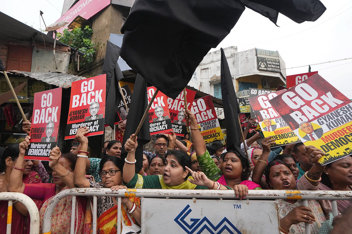 कोलकाता में मुख्य निर्वाचन आयुक्त का जोरदार विरोध, ज्ञानेश कुमार को कालीघाट मंदिर के बाहर को दिखाए गए काले झंडे