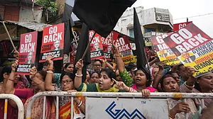 कोलकाता में मुख्य निर्वाचन आयुक्त का जोरदार विरोध, ज्ञानेश कुमार को कालीघाट मंदिर के बाहर को दिखाए गए काले झंडे