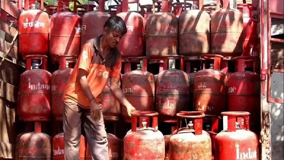 LPG की आपूर्ति बाधित होने से दिल्ली के लोग चिंतित, छात्र बाहर खाने को मजबूर, कैनपैक इंडिया ने भी दी चेतावनी