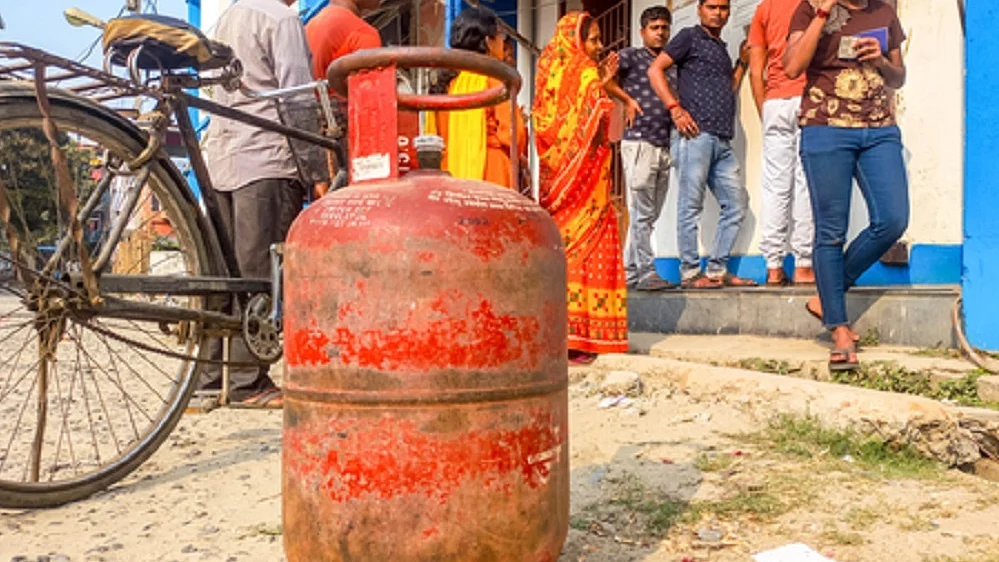 LPG के दाम बढ़ने पर विपक्ष ने केंद्र को घेरा