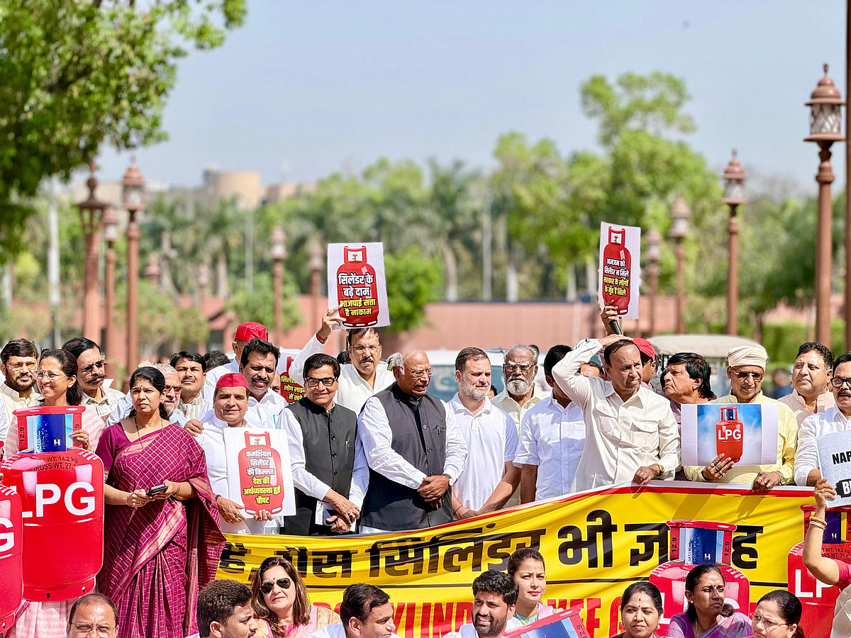 LPG संकट को लेकर विपक्ष का संसद परिसर में प्रदर्शन, 'नाम नरेंदर, काम सरेंडर' के लगे नारे,  राहुल बोले- पैनिक हैं PM
